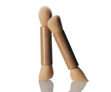 Cargar imagen en el visor de la galería, ||PREVENTA || RHODE pocket brush Double-ended makeup brush