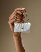 Cargar imagen en el visor de la galería, BATH AND BODY WORKS Shell Snapcase
