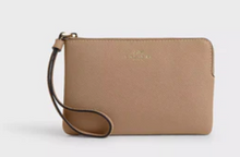 Cargar imagen en el visor de la galería, ||PREVENTA|| corner zip wristlet COACH
