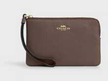 Cargar imagen en el visor de la galería, ||PREVENTA|| corner zip wristlet COACH
