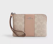 Cargar imagen en el visor de la galería, ||PREVENTA|| corner zip wristlet COACH
