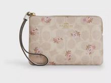 Cargar imagen en el visor de la galería, ||PREVENTA|| corner zip wristlet COACH

