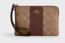 Cargar imagen en el visor de la galería, ||PREVENTA|| corner zip wristlet COACH
