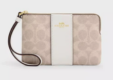 Cargar imagen en el visor de la galería, ||PREVENTA|| corner zip wristlet COACH
