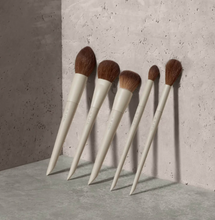Cargar imagen en el visor de la galería, Morphe x Ariel signature face 5-piece face brush set
