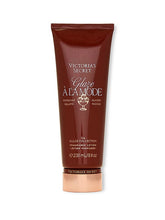 Cargar imagen en el visor de la galería, VICTORIA SECRET Glaze a La Mode
