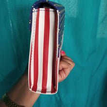 Cargar imagen en el visor de la galería, Star and stripes BROCHAS
